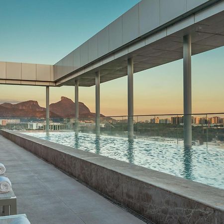 ホテル ヒルトン バッラ リオ デジャネイロ リオデジャネイロ エクステリア 写真 The rooftop pool at the Ritz-Carlton, Scottsdale